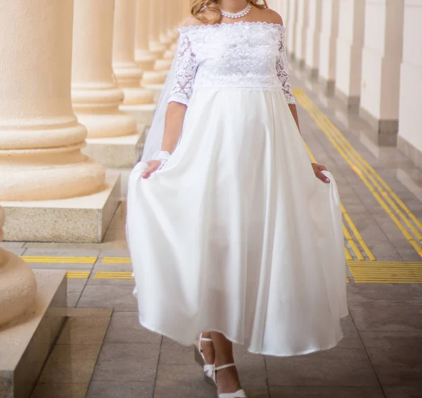 Novia Feliz Novio Paseo Boda Parque — Foto de Stock