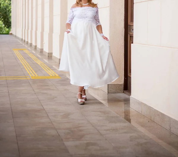 Sposa Felice Sposo Passeggiata Nuziale Parco — Foto Stock