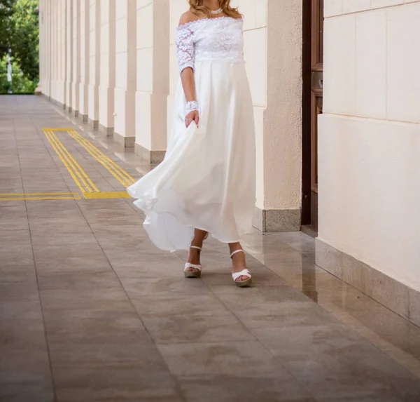 Sposa Felice Sposo Passeggiata Nuziale Parco — Foto Stock