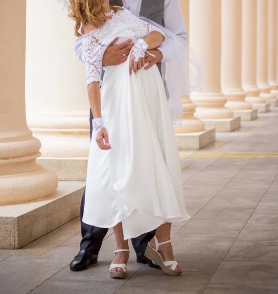 Sposa Felice Sposo Passeggiata Nuziale Parco — Foto Stock