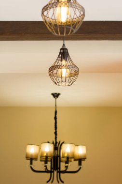 Tavanda Modern Avize yakın çekim