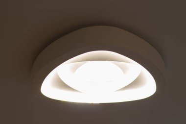 Tavanda Modern Avize yakın çekim