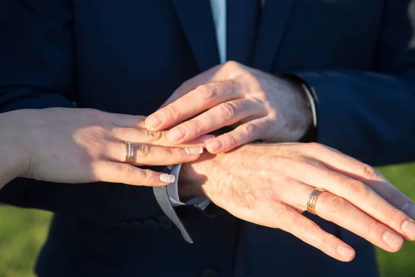 Ruce Snubní Prsteny — Stock fotografie