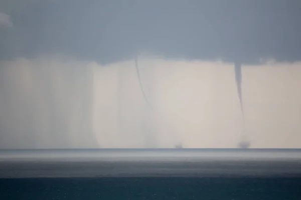 Regen Und Kleiner Tornado Über Dem Meer — Stockfoto