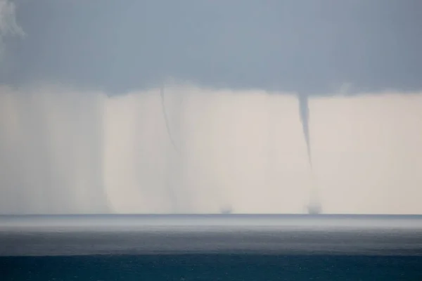 Regen Und Kleiner Tornado Über Dem Meer — Stockfoto