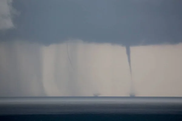 Regen Und Kleiner Tornado Über Dem Meer — Stockfoto