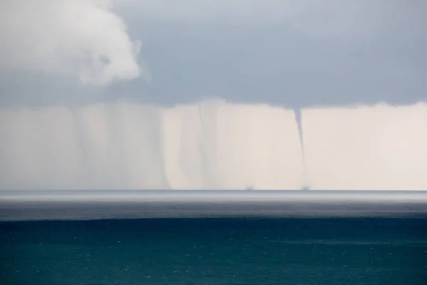 Regen Und Kleiner Tornado Über Dem Meer — Stockfoto