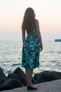 Denizin kenarında duran kadın