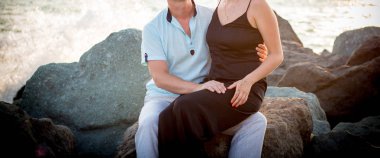 mutlu genç bir çift sahilde