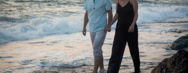 mutlu genç bir çift sahilde