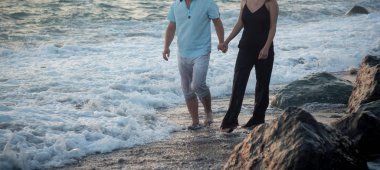 mutlu genç bir çift sahilde