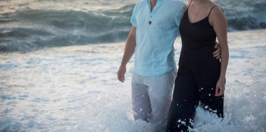 mutlu genç bir çift sahilde