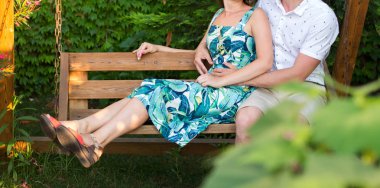 Genç çift yaz aylarında parkta gezinme