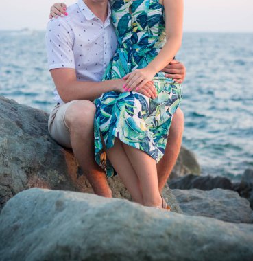 mutlu genç bir çift sahilde