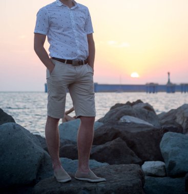 Deniz kıyısı üzerinde duran bir adam