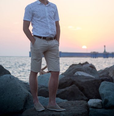 Deniz kıyısı üzerinde duran bir adam