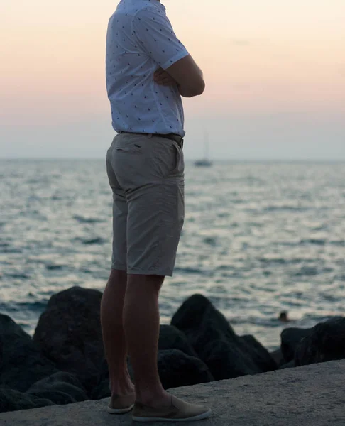 Een Man Staat Aan Kust — Stockfoto