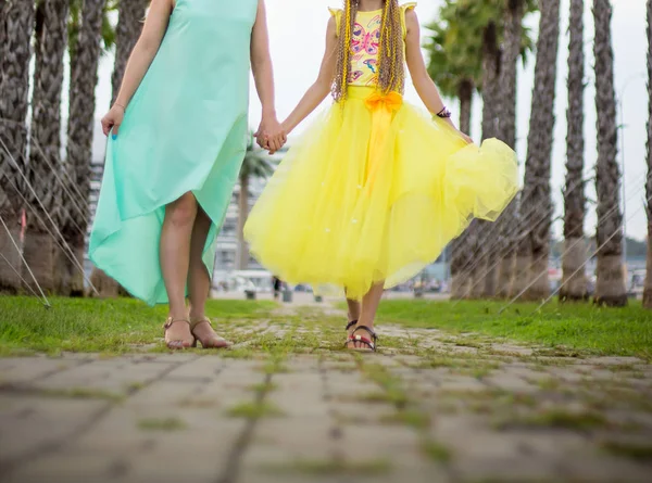 Mutter Und Tochter Spazieren Park Unter Palmen — Stockfoto