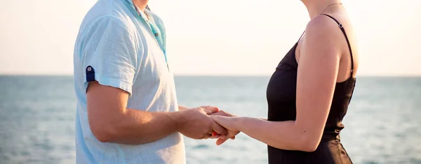 Jeune Couple Heureux Sur Plage — Photo