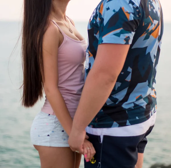 Jonge Gelukkige Paar Het Strand — Stockfoto