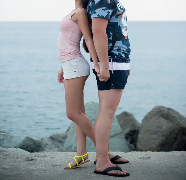 Unga Lyckliga Paret Stranden — Stockfoto