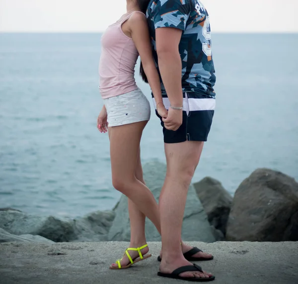 Jonge Gelukkige Paar Het Strand — Stockfoto