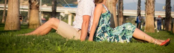 Jonge Gelukkige Paar Plezier Een Veld Een Warme Zomerdag — Stockfoto