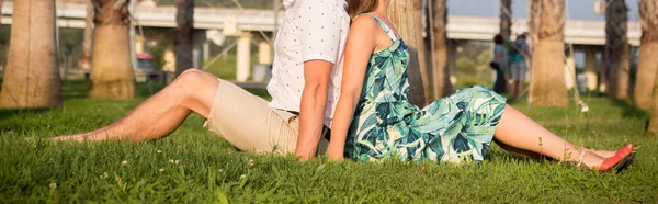 Eğleniyor Bir Alanda Sıcak Yaz Günlerinde Genç Mutlu Çift — Stok fotoğraf