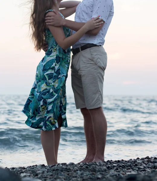 年轻快乐的夫妻 在海滩上 — 图库照片