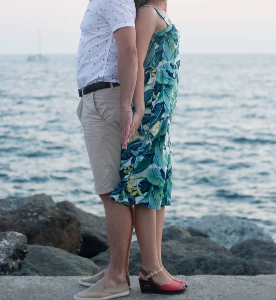 年轻快乐的夫妻 在海滩上 — 图库照片