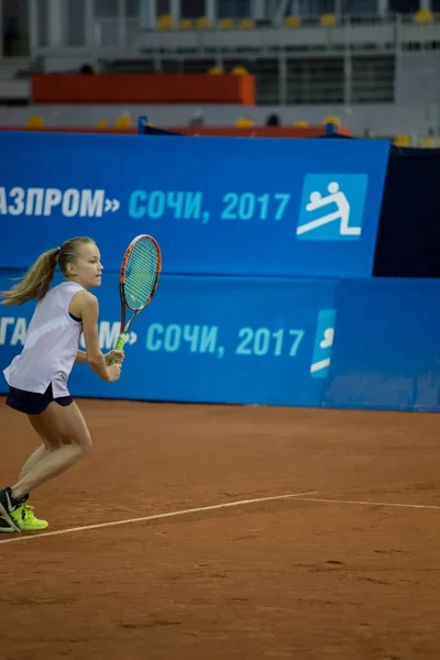 オリンピック チャンピオン エレナ Vesnina の賞品のテニス トーナメント 大会の開催はソチのアドラー アリーナの 2017 の裁判所 — ストック写真