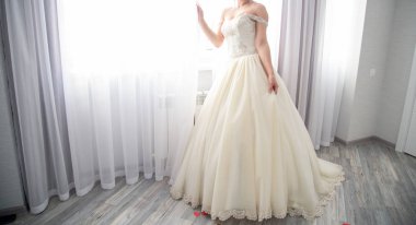 Gelin pencerenin duruyor