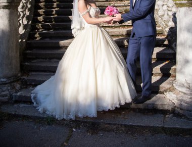 Gelin ve Damat Düğün buket gül tutan