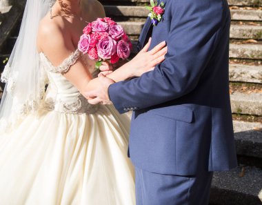 Gelin ve Damat Düğün buket gül tutan