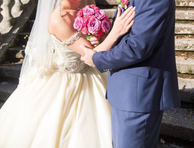 Gelin ve Damat Düğün buket gül tutan
