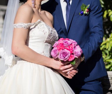 Gelin ve Damat Düğün buket gül tutan