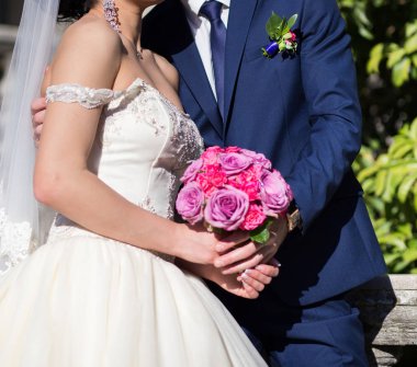 Gelin ve Damat Düğün buket gül tutan