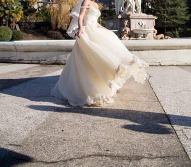 Gelin eski parkta yürüyor