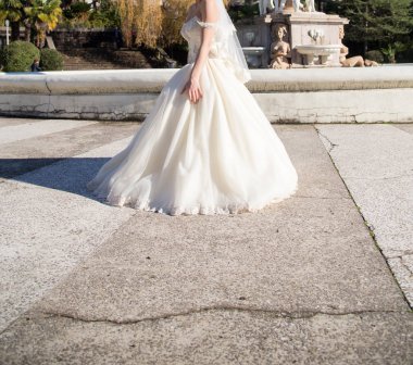 Gelin eski parkta yürüyor