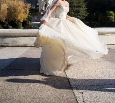 Gelin eski parkta yürüyor