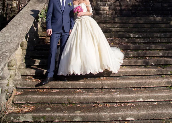 Bruden Och Brudgummen Håller Bröllop Bukett Med Rosor — Stockfoto