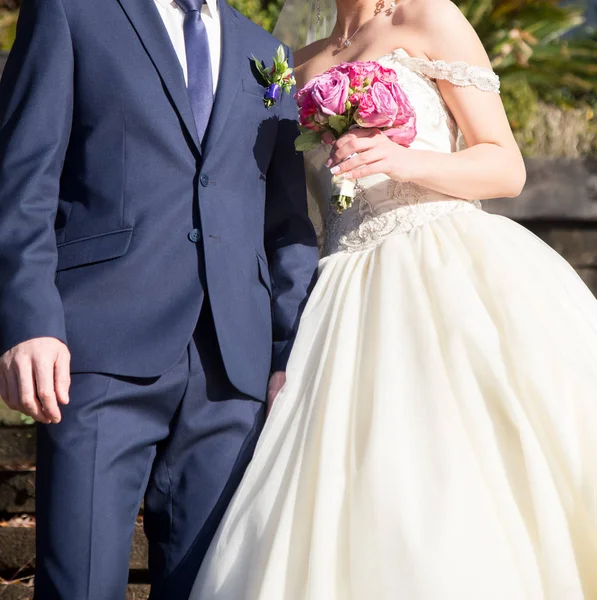 Novia Novio Celebrando Ramo Bodas Con Rosas — Foto de Stock