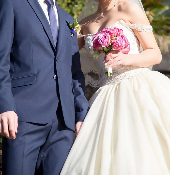 Noiva Noivo Segurando Buquê Casamento Com Rosas — Fotografia de Stock