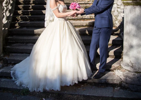 Novia Novio Celebrando Ramo Bodas Con Rosas — Foto de Stock