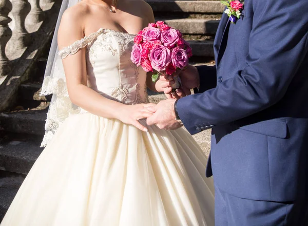 Жених Невеста Держат Свадебный Букет Розами — стоковое фото