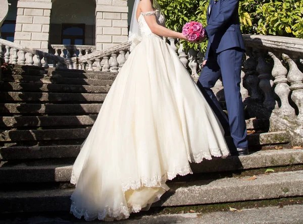 Novia Novio Celebrando Ramo Bodas Con Rosas —  Fotos de Stock