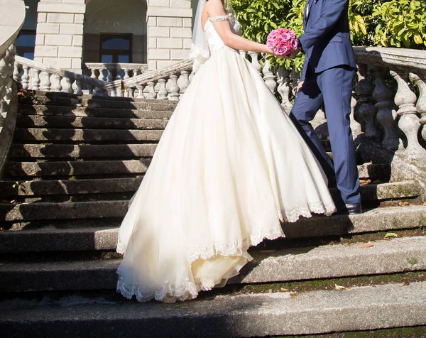 Noiva Noivo Segurando Buquê Casamento Com Rosas — Fotografia de Stock