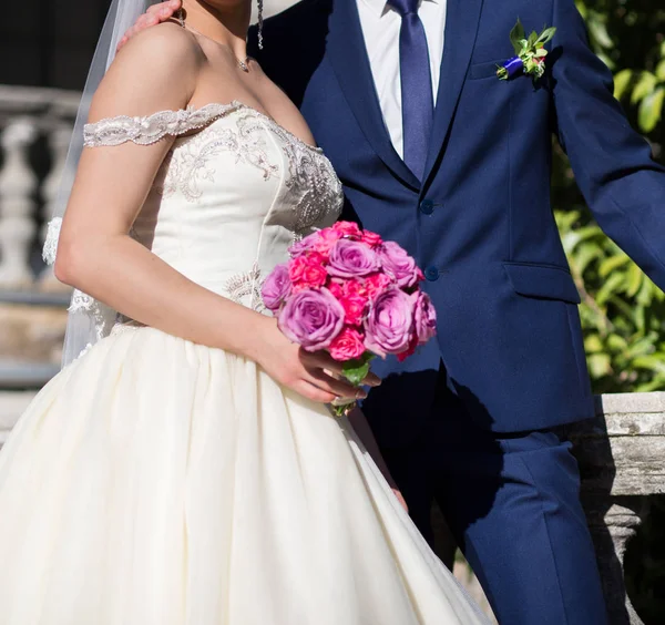 Novia Novio Celebrando Ramo Bodas Con Rosas — Foto de Stock