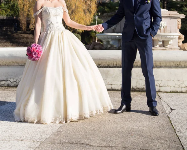 Novia Novio Celebrando Ramo Bodas Con Rosas —  Fotos de Stock