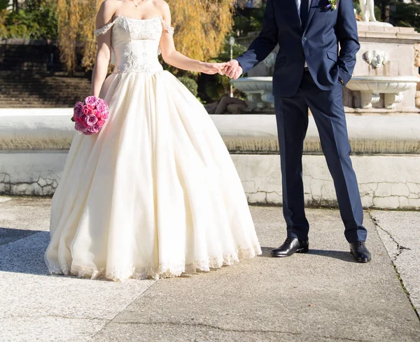 Sposa Sposo Possesso Bouquet Sposa Con Rose — Foto Stock